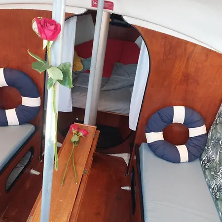 Hotel na wodzie Fractal - Vintage Sailboat In Belem Lizbona