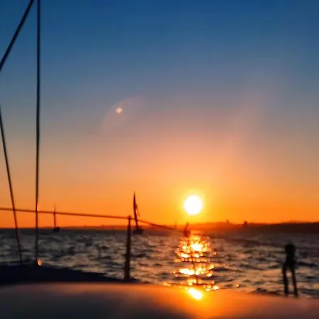 Fractal - Vintage Sailboat In Belem 보트호텔 *